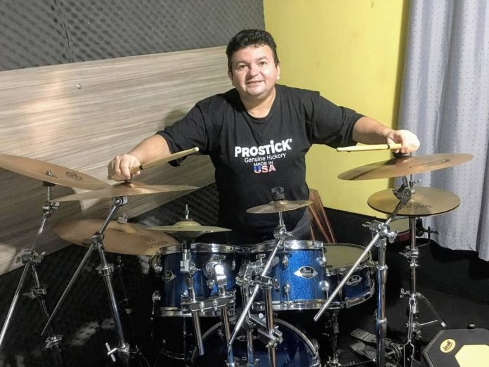 Corpo de baterista morto após ter veículo atingido por carro de luxo é velado em João Pessoa
