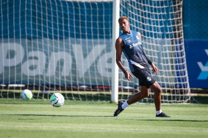 Grêmio se manifesta após meia ser flagrado em festa e sem máscara antes de Gre-Nal