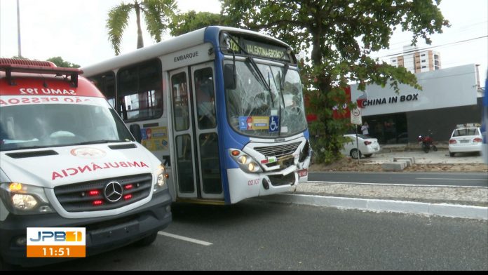 Acidente com dois ônibus em João Pessoa deixa passageiros feridos