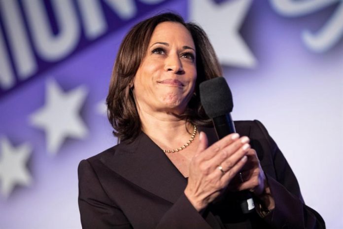 Kamala Harris é empossada como primeira vice-presidente mulher e negra dos EUA