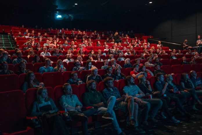 A era da exibição de filmes no cinema está próxima do fim