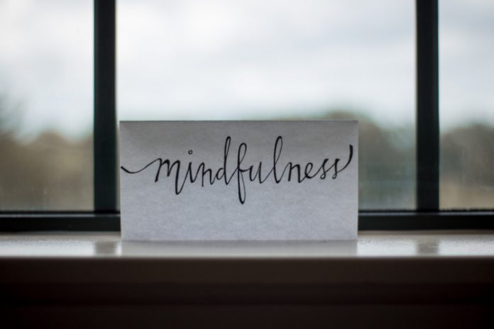 Conheça o mindfulness, técnica de meditação que ajuda a afastar pensamentos negativos