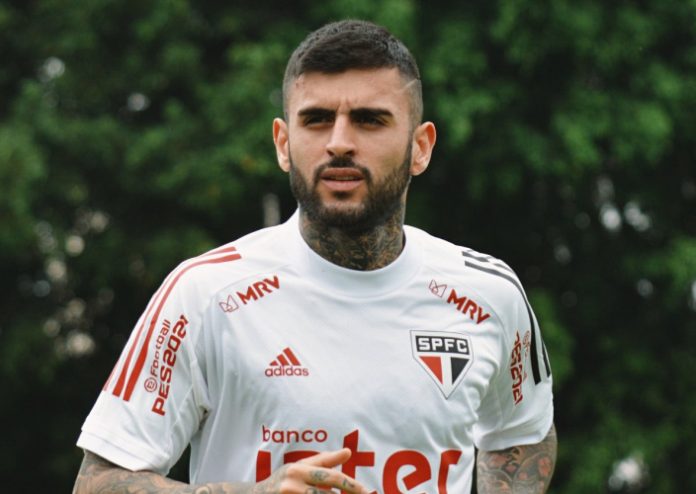 Se recuperando de cirurgia no tornozelo, Liziero volta a correr no gramado