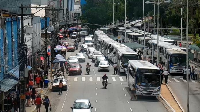 Motoristas de ônibus fazem manifestação e paralisam frota na Lagoa, em João Pessoa