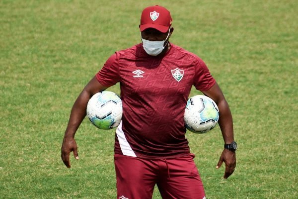 Marcão testa positivo para Covid-19 e desfalca Fluminense contra o Flamengo; veja substituto