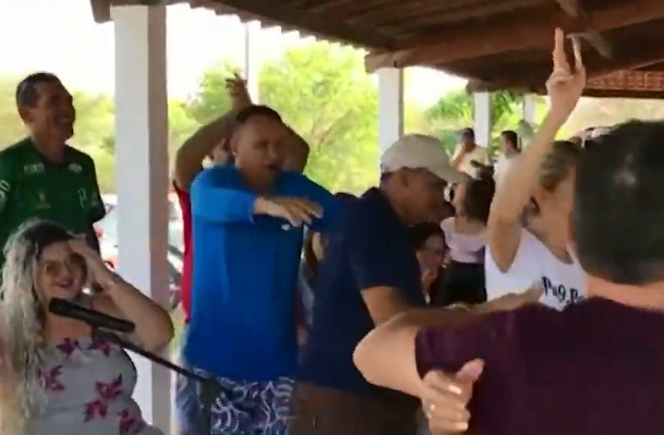 Festa com vereadores na PB tem aglomeração de pessoas sem máscaras na pandemia; VÍDEO