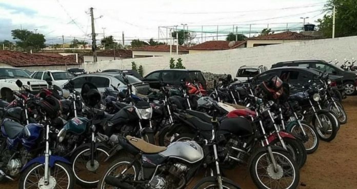 PM invade festa de suspeitos de integrarem facção criminosa e apreende 46 motos, celulares e drogas no interior do RN