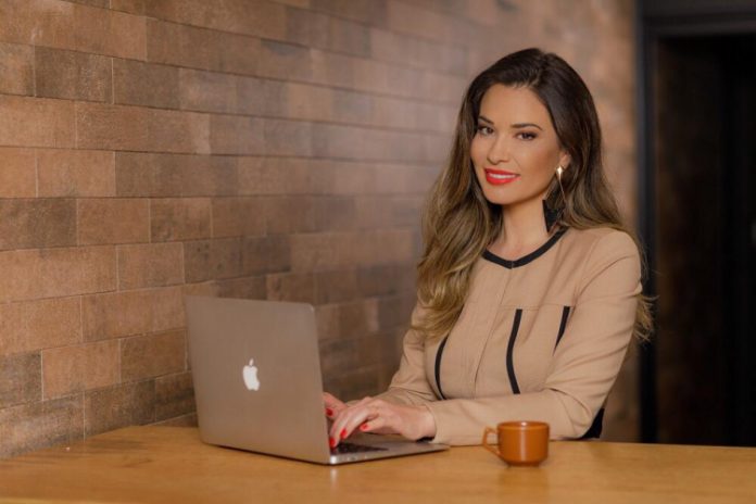 Marcele Policarpo abandonou carreira de sucesso para ajudar mulheres a realizar sonhos