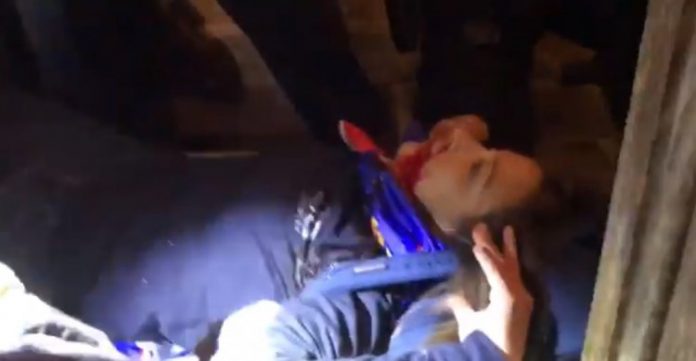 Mulher é baleada no peito durante invasão ao Capitólio nos EUA; veja vídeo