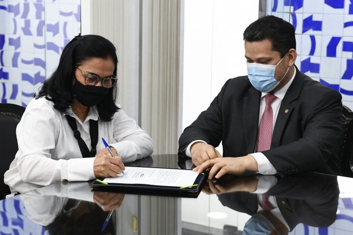 Suplente assume por 15 dias no recesso do Senado com direito a salário, assessores e auxílios