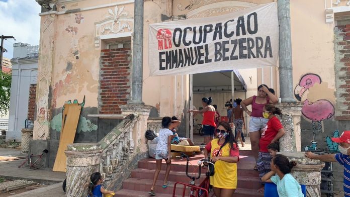 Justiça suspende transferência de famílias de prédio histórico da UFRN para escola