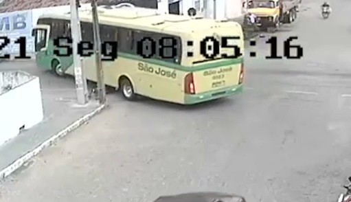 Vídeo mostra momento em que homem se desequilibra, cai e é atropelado por ônibus, na PB