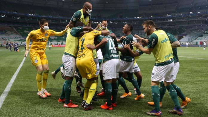 Palmeiras goleia o Corinthians e se aproxima da liderança