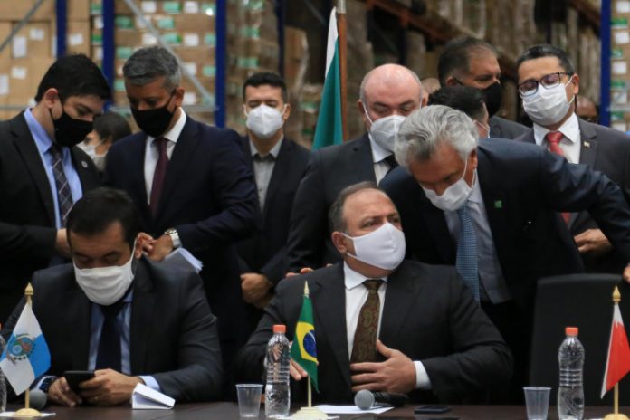 Depois de zombaria e pouco caso, vacina chinesa salva a pátria