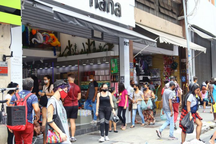 Entraves para a produção de vacinas e avanço da pandemia ameaçam recuperação econômica em 2021