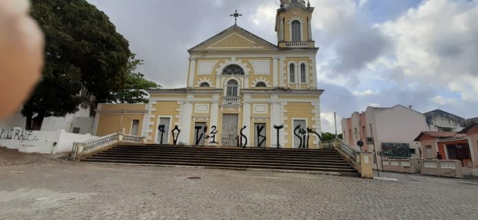 Igreja de São Frei Pedro Gonçalves tem portas e muros pichados, em João Pessoa