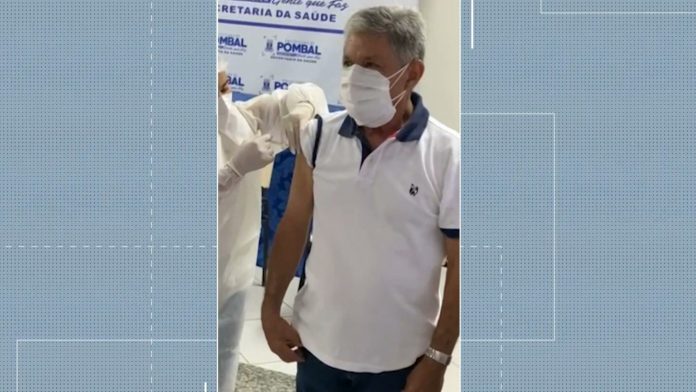 Prefeito de Pombal, na PB, é o primeiro a ser vacinado na cidade