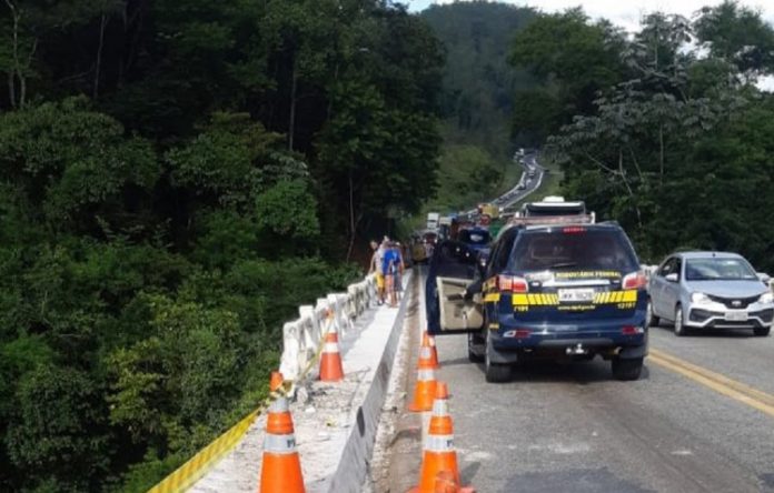 Um mês após acidente com ônibus que matou 19, carreta cai da mesma ponte na BR-381