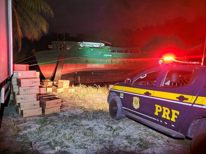 PRF e PF prendem cinco homens e apreendem carga de cigarros contrabandeados no litoral Sul do RN