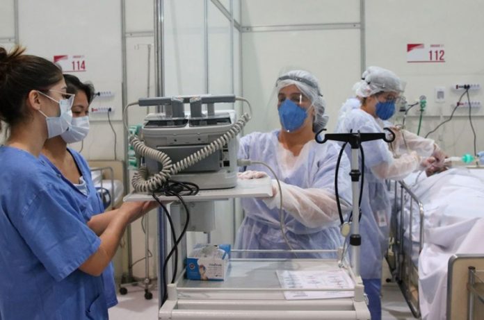 Profissionais de serviços essenciais relatam medo e cansaço na pandemia