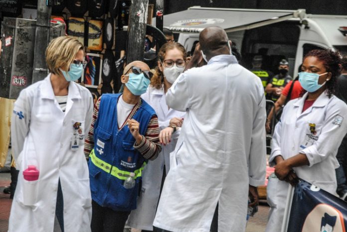 Profissionais da saúde são heróis invisíveis na guerra contra o inimigo invisível