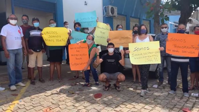 Pacientes transplantados sofrem com falta de medicamentos e fazem protesto em Natal