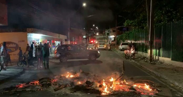 Moradores do Roger, em João Pessoa, protestam contra a presença da polícia no bairro