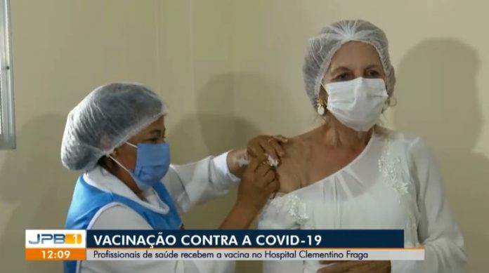 Psicóloga de 73 anos que assinou termo para trabalhar na pandemia é vacinada contra Covid-19, na PB: ‘valeu a pena’