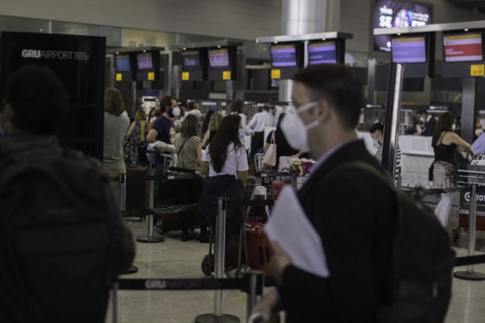 Reino Unido deve isolar viajantes por 10 dias para tentar conter variantes da Covid-19