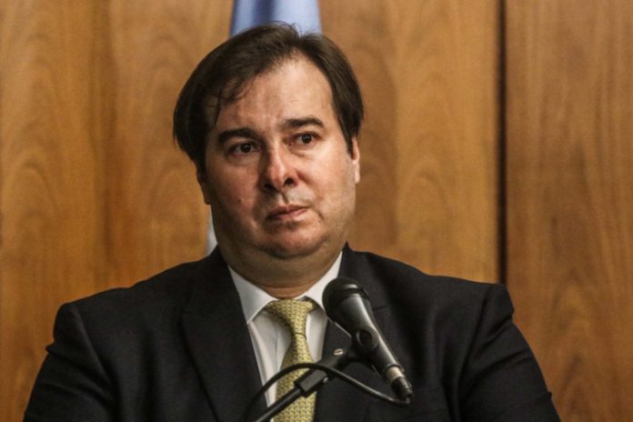 DEM abandona Maia e decide por neutralidade na eleição da Câmara