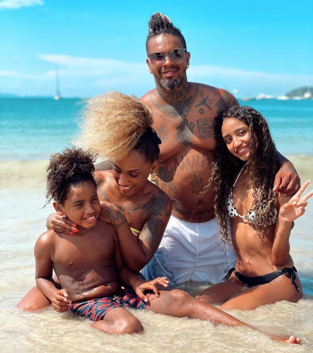 Ex-mulher de Rodriguinho nega que tenha jogado bebida na mãe do cantor