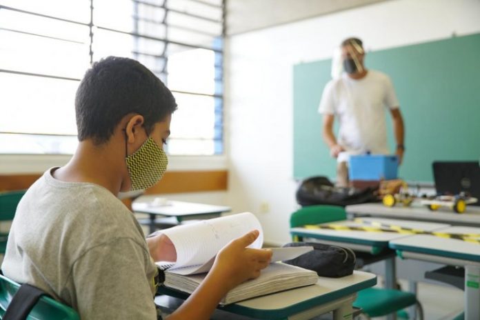 Ato por volta às aulas reúne pais e alunos na porta da casa de Covas