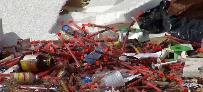 Seringas são descartadas de forma irregular em dois locais da Zona Sul de Natal