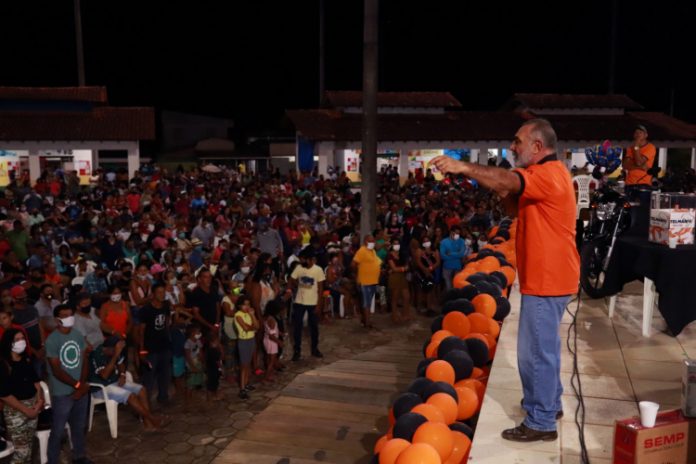 Enquanto Manaus agoniza, senador Telmário Mota promove festa em Roraima com mais de 2 mil pessoas