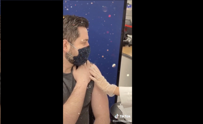 Estudante recebe vacina contra Covid-19 ao fazer compras em mercado