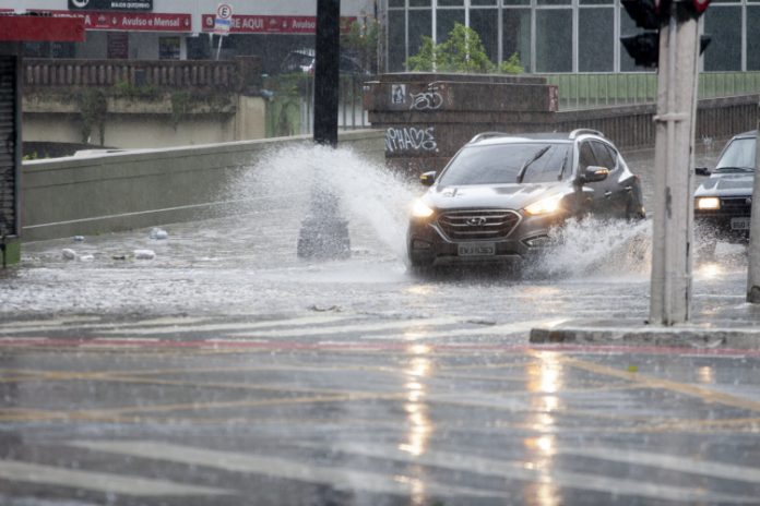 Temporal no meio da tarde alaga ruas e assusta motoristas em São Paulo