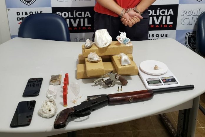 Homem e adolescente são detidos suspeitos de tráfico de drogas no Brejo da PB