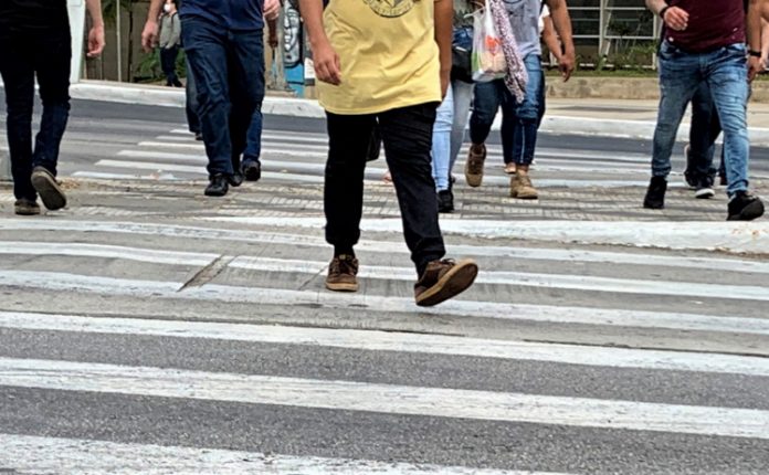 Já correu uma maratona hoje? Experimente atravessar uma rua em São Paulo