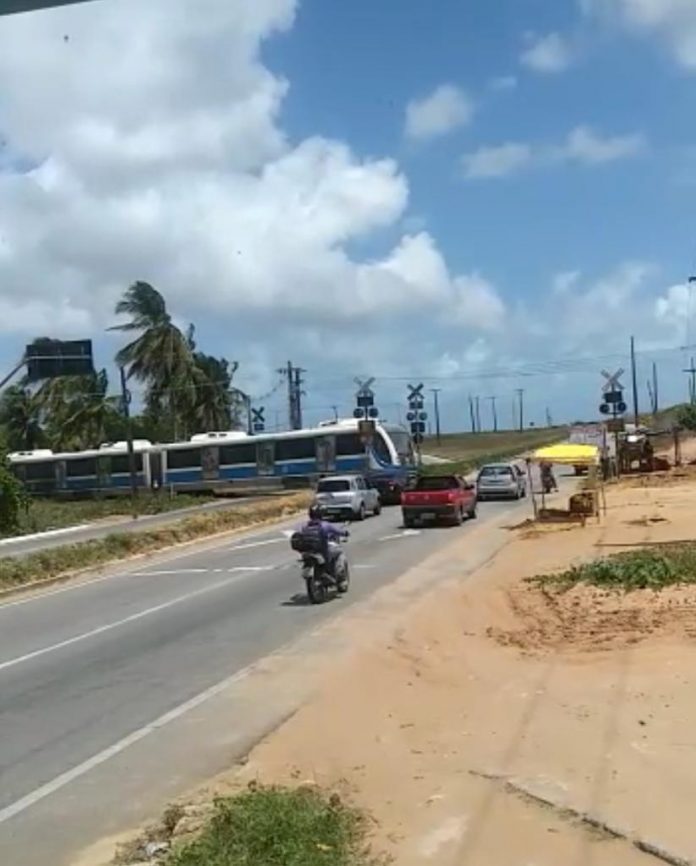 Caminhão para em cima de linha férrea e trem precisa frear para evitar acidente na Grande Natal