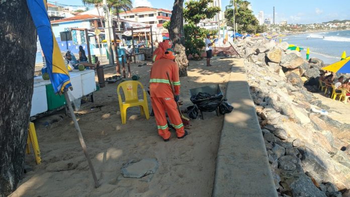 Sem shows e queima de fogos no réveillon, Urbana recolhe 20 toneladas a menos de lixo nas praias de Natal