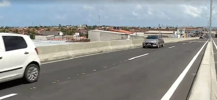 Parte superior do viaduto de Igapó é liberada para o tráfego de veículos em Natal