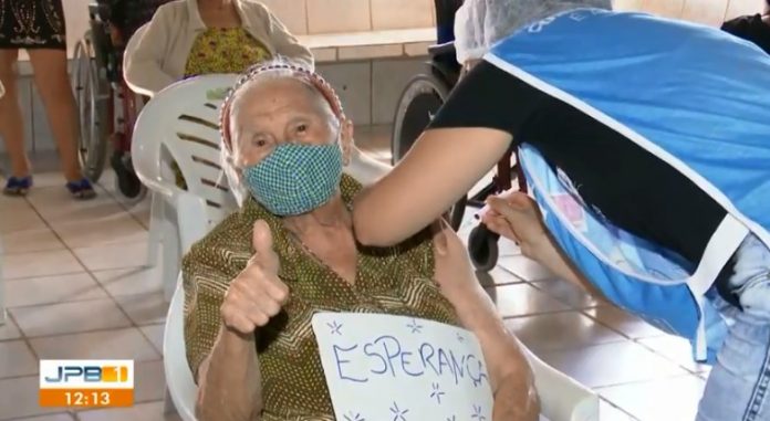 Enfermeiro comemora vacinação contra Covid-19 em abrigo para idosos, na PB: ‘respirar com alívio’
