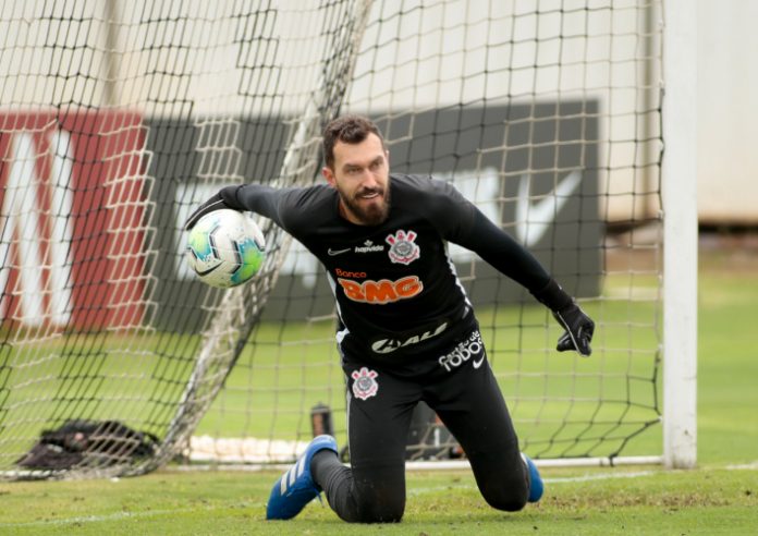 Corinthians reintegra dez atletas após falso positivos em testes de coronavírus