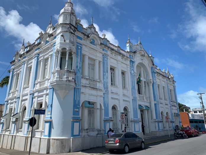 Prefeito de Natal exonera todos os cargos comissionados e renomeia parte dos secretários