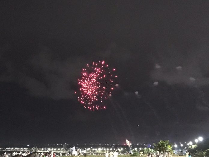 Mesmo sem shows, orla de João Pessoa tem réveillon com muita gente sem máscaras