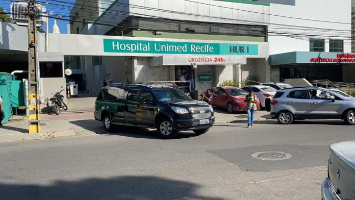 Corpo do cantor Genival Lacerda deixa hospital no Recife e segue para ser sepultado na Paraíba