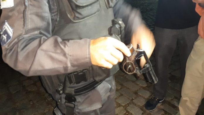 Suspeito de assaltos morre e outro fica ferido após serem perseguidos e baleados na Grande Natal