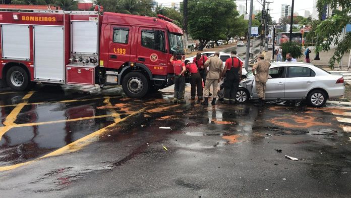 Batida entre carro e caminhão derruba árvore e causa derramamento de combustível em cruzamento de avenidas de Natal