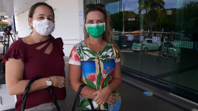 Mães ficam do lado de fora durante prova do Enem para ‘mandar energia positiva’ para filhas