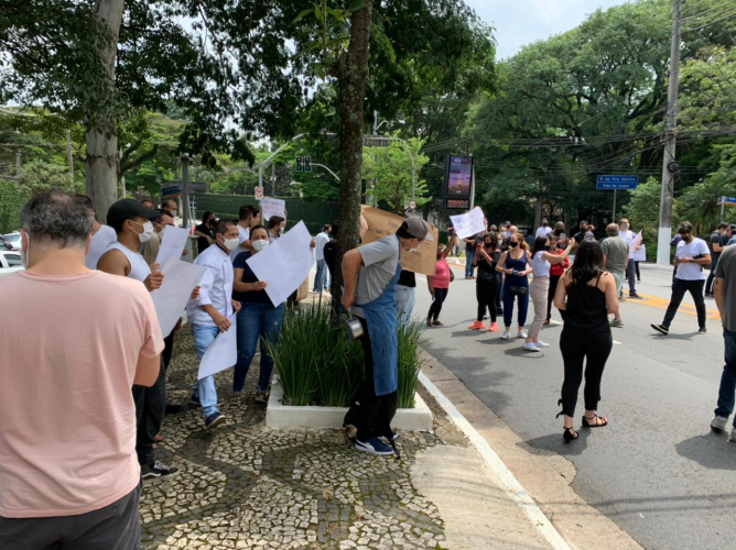 Donos e trabalhadores protestam contra o fechamento de bares e restaurantes no fim de semana